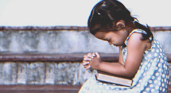 'Ich hoffe, Mami kommt bald': Waisenmädchen betet vor dem Schlafengehen, und eine alte Frau holt sie am Morgen ab   Story des Tages
